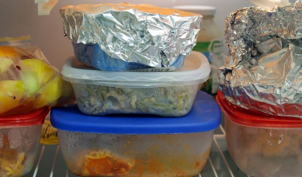 Alimentos caducados en la nevera de una residencia de mayores