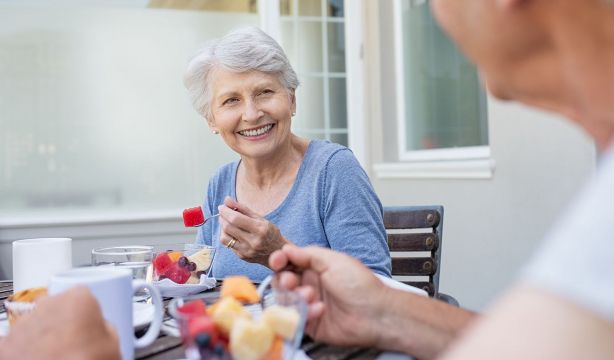 Descubren los beneficios del café y frutos secos para la salud hepática