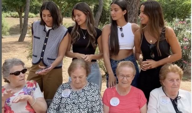 Las 'real influencers' de Adopta un Abuelo imitan a María Pombo: "Pensamos muy parecido"