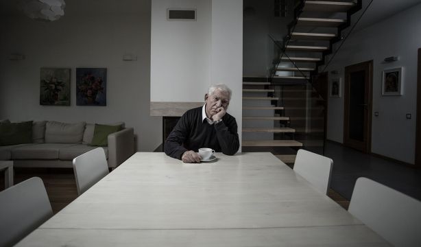 La soledad crónica aumenta el riesgo de ictus en personas mayores