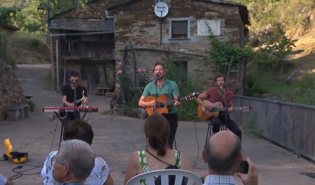 Manuel Carrasco rinde homenaje a la España Vaciada con un concierto en un pueblo de dos habitantes