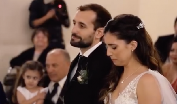 VÍDEO: La novia no esperaba a su abuela en la boda y su reacción al verla te emocionará