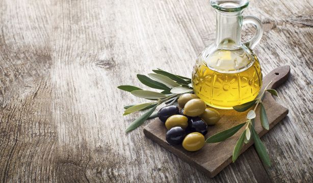 El aceite de oliva virgen extra puede ser un aliado frente al daño solar: esta es la razón