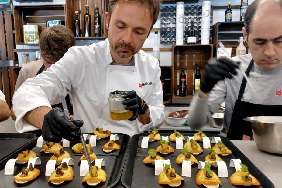 Así se cata el aceite de oliva: cómo trabaja el panel de catadores de la Comunidad de Madrid
