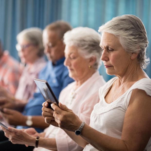 Cursos gratuitos de digitalización para personas mayores (Bigstock)