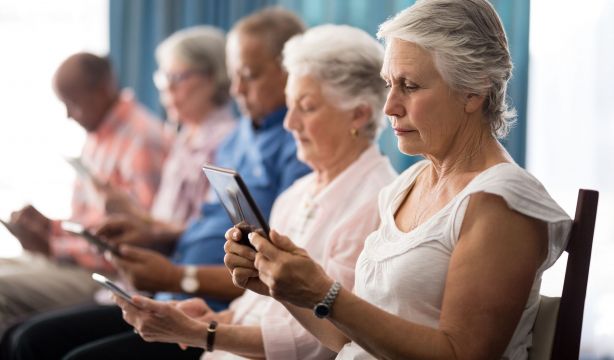 Cursos gratuitos de digitalización para personas mayores (Bigstock)