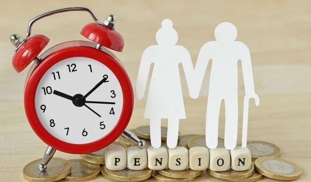 Gobierno y sindicatos fijan julio para pactar en pensiones, pese a "encallar" en la compatibilidad