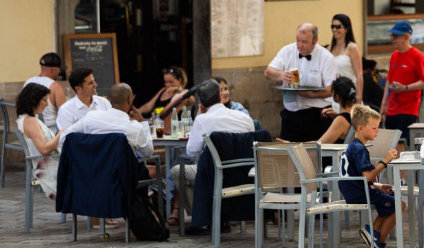 El mercado laboral inicia el verano con 46.783 parados menos y 71.095 nuevos trabajadores