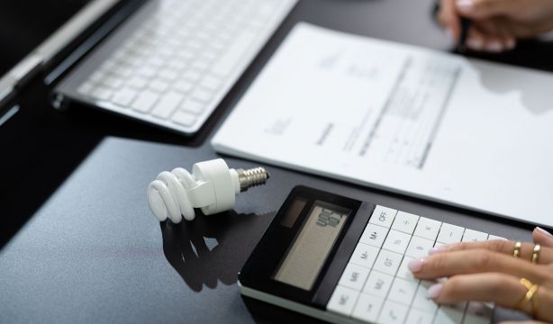 Uno de cada cuatro hogares cambió de oferta de luz en los últimos dos años, según la CNMC