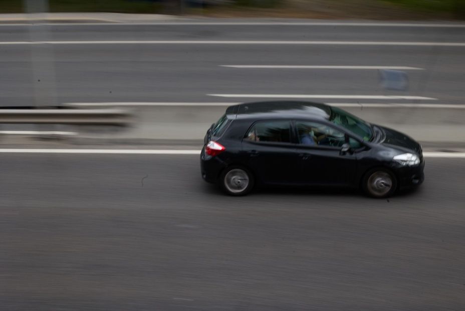 La OCU pide modificar el sistema de etiquetas ambientales de los coches: "No es coherente"