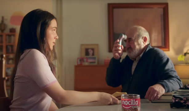 Críticas a Nocilla por un anuncio edadista con un Satisfyer y un mayor: "Ser viejo no es eso"