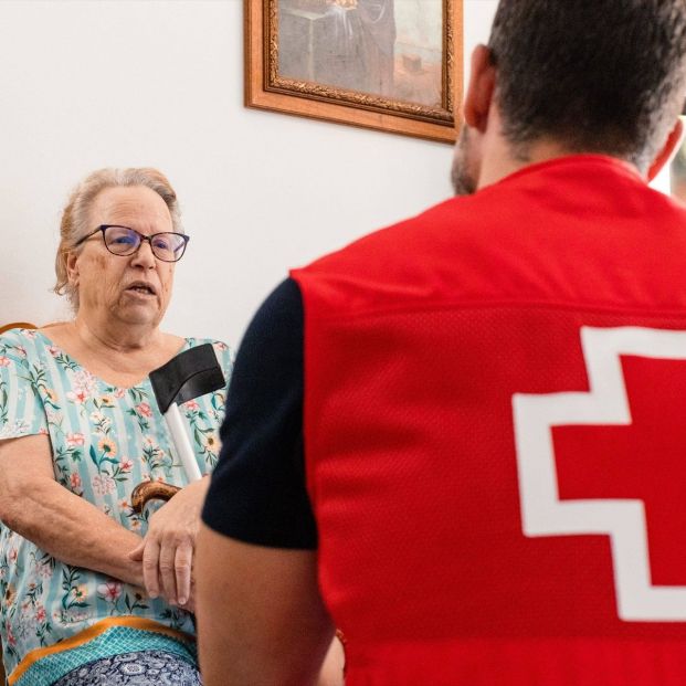 EuropaPress 5325596 voluntario cruz roja persona mayor EuropaPress 5325596 voluntario cruz roja persona mayor