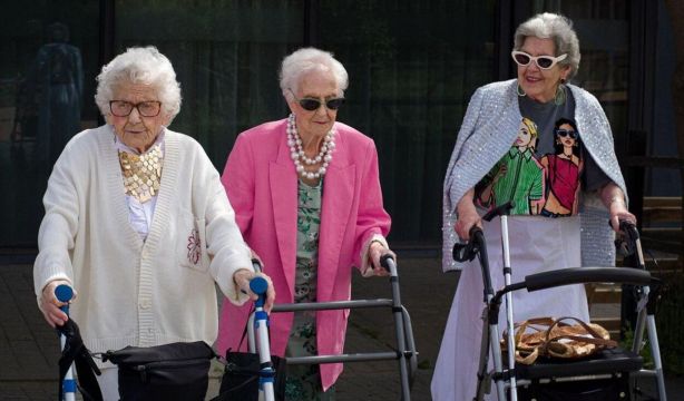 Los mayores de una residencia demuestran en una sesión fotográfica que la moda no tiene edad