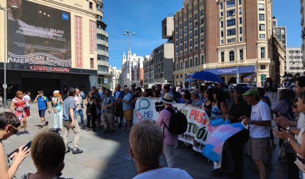 Mayores LGTBI exigen blindar las pensiones con una concentración en Madrid