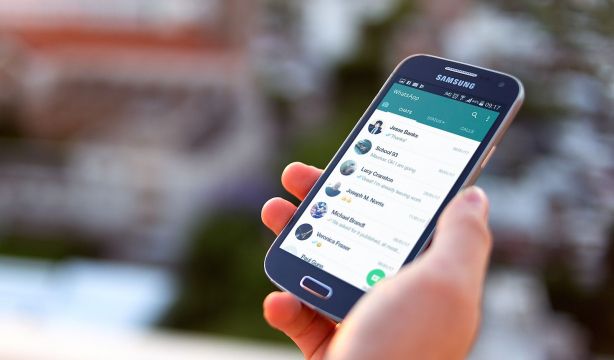 ¿Te agregan a un grupo de WhatsApp con números desconocidos? Cuidado con esta estafa