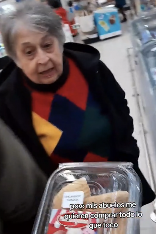 Vídeo: nieta pone a prueba a sus abuelos en el supermercado y el resultado es viral