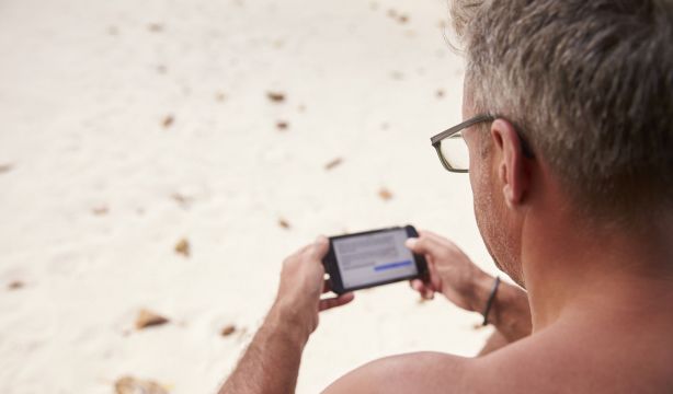 Cómo proteger tu teléfono móvil en verano: cuidado con el agua, la arena y el calor