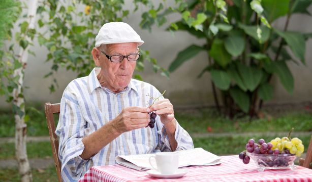 Recomendaciones para cuidar a un familiar con alzhéimer en verano
