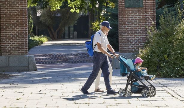 Vuelta al cole de los abuelos: reivindican un papel activo en la educación de los nietos