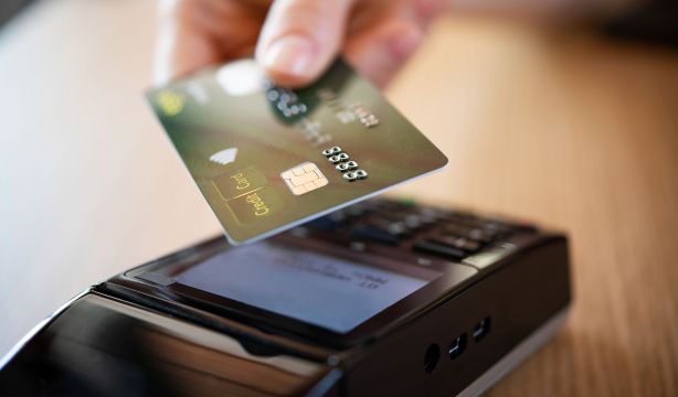 El Banco de España explica qué hay que hacer cuando te piden el DNI al pagar con tarjeta