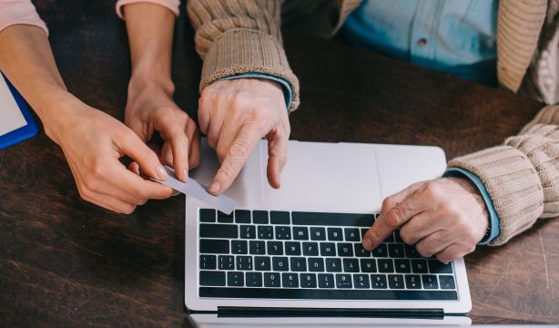 Castilla y León creará un 'Carné 60' para que los mayores accedan a descuentos y ventajas (Bigstock)