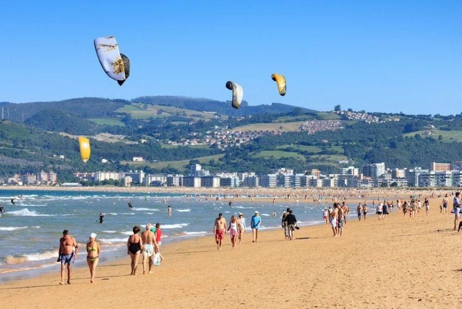 Truco para comprobar si te has aplicado bien la crema solar con la aplicación de lupa (Europa Press)