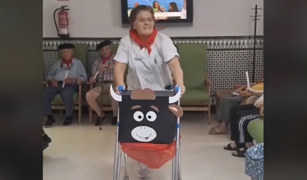 Los ‘mayores tiktokers’ de una residencia de Jaén corren su particular encierro de San Fermín