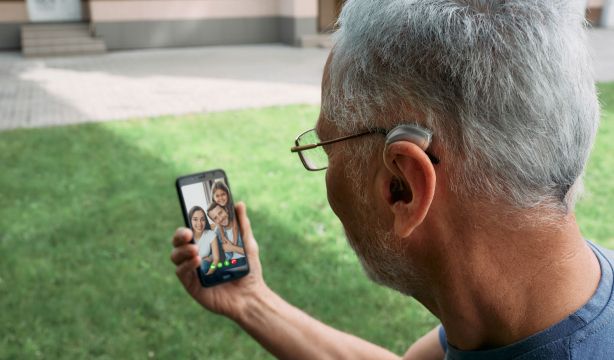 PMP y FIAPAS firman un convenio de colaboración para defender los derechos de mayores con sordera (Bigstock)