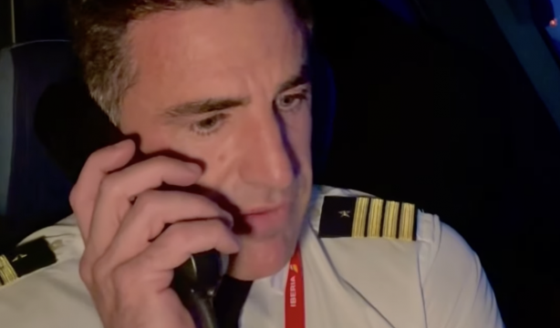 VÍDEO: Un piloto sorprende a los pasajeros en pleno vuelo con un emotivo homenaje a su abuelo