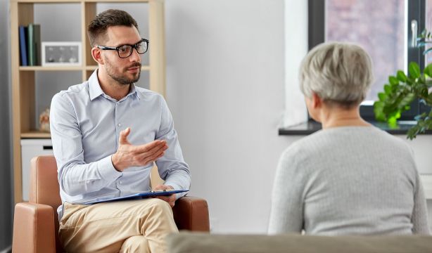 Esta es la terapia del habla más eficaz para personas con párkinson