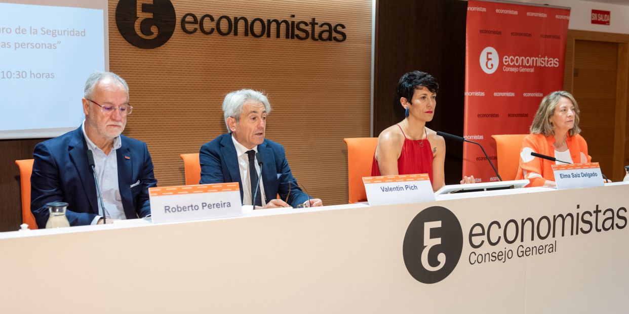 Foto. Mesa inaugural de la sesión de Líderes en directo del CGE con la ministra Elma Saiz