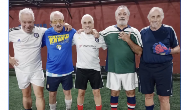 Un grupo de amigos de más de 70 años se juntan a jugar al fútbol desde hace más de dos décadas