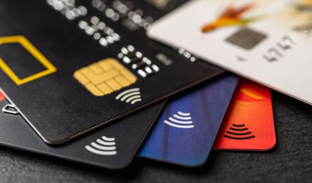 Así puedes cancelar una tarjeta bancaria