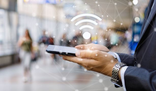 La Policía alerta sobre los riesgos de las redes wifi públicas y enseña cómo usarlas de forma segura