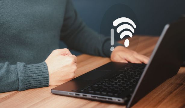 Cuidado: no realices operaciones bancarias ni compres por Internet conectado a una WiFi pública