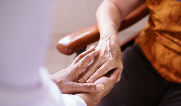 Mayores que no tienen dónde ir tras recibir el alta hospitalaria: el Defensor del Pueblo pide datos