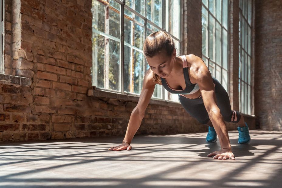 El mejor ejercicio para eliminar la flacidez en los brazos (Bigstock)