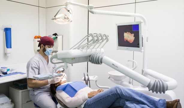 Los dentistas realizarán revisiones gratuitas a mayores de 45 años para prevenir el cáncer oral (Europa Press)