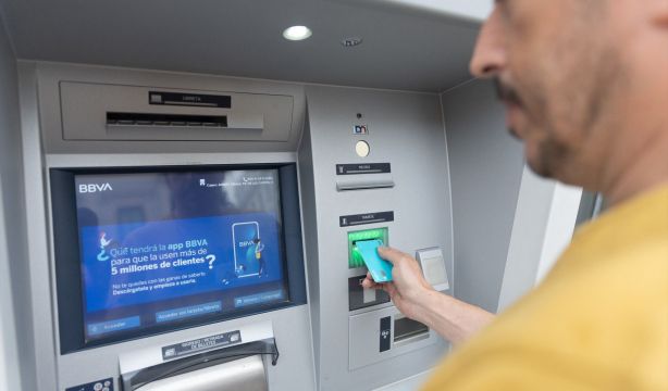 La OCU alerta del cobro de comisiones de hasta el 8% por el uso de la tarjeta en el extranjero (Europa Press)