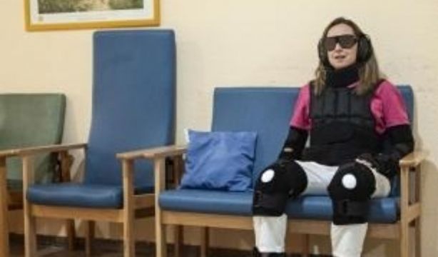 Un traje que simula la vejez aumenta la empatía de los trabajadores de residencias con los mayores (Europa Press)