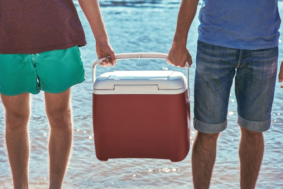 El truco para enfriar la nevera de la playa sin usar hielos