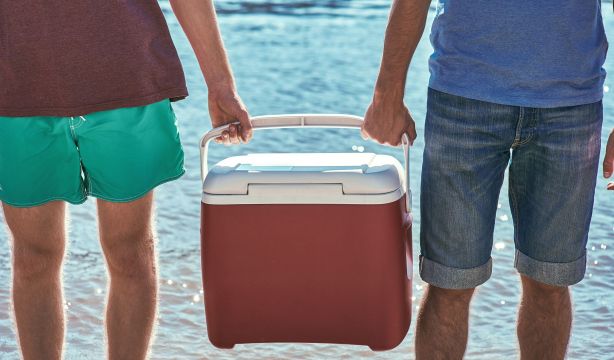 El truco para enfriar la nevera de la playa sin usar hielos
