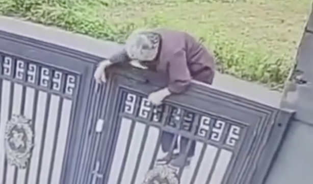 VÍDEO: Una mujer de 92 años se escapa de una residencia escalando una verja de 2 metros
