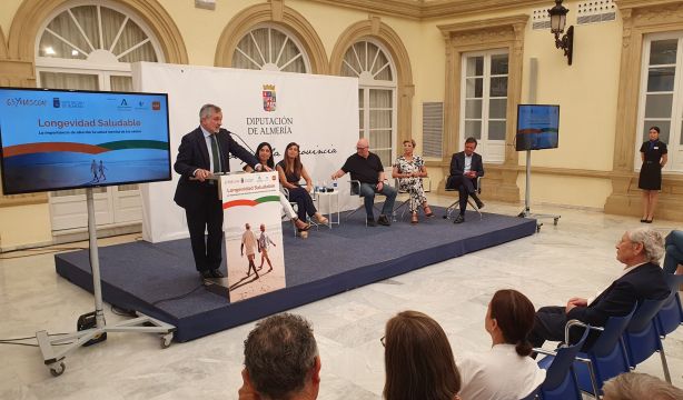 Escobar: "Debemos asegurarnos que vivir más años signifique hacerlo con salud, autonomía y dignidad"