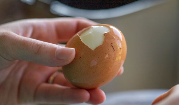 El truco de un nutricionista para saber si un huevo está cocido