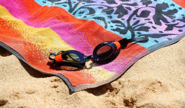 El truco definitivo para que la toalla no se llene de arena en la playa (Bigstock)