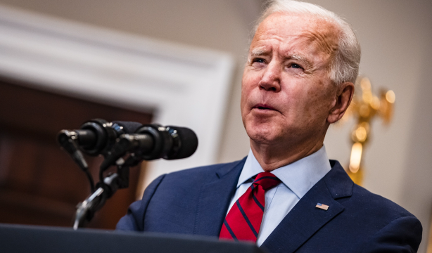 Indignantes titulares edadistas contra Biden: "Demasiado viejo, agónico, debilitado..."