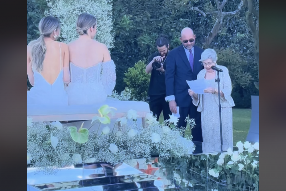 VÍDEO: El emotivo discurso de una abuela en la boda de su nieta con su novia VÍDEO: El emotivo discurso de una abuela en la boda de su nieta con su novia