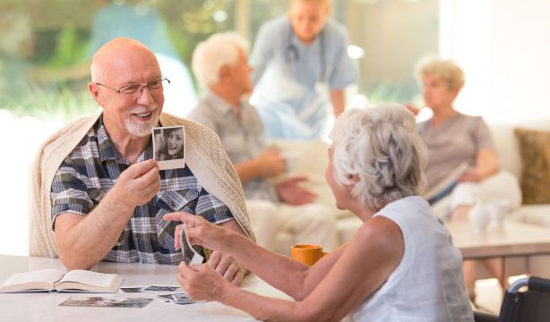 Expertos aconsejan fomentar la autonomía de las personas con alzhéimer