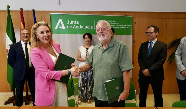 La Junta firma un protocolo con FOAM para facilitar el acceso de los mayores a servicios tributarios